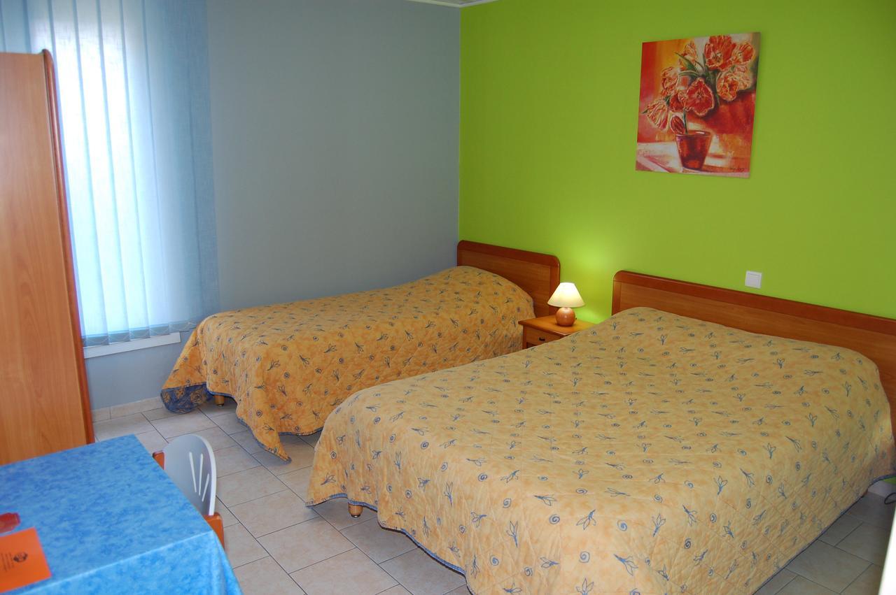 Le Petit Logis Hotel Beaumont-en-Véron Buitenkant foto